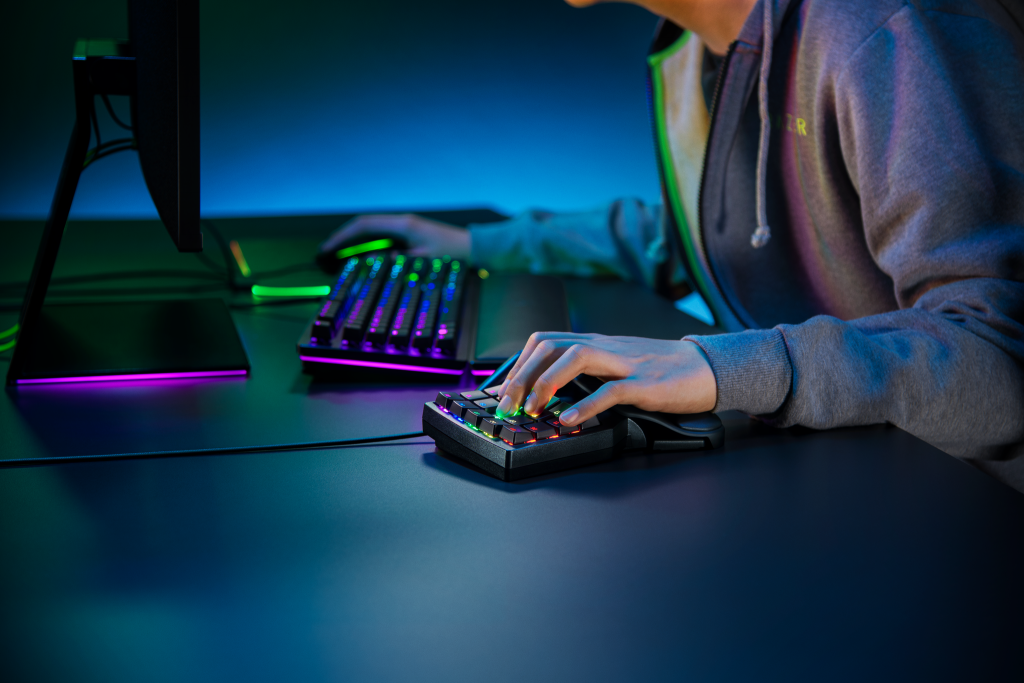 Experience superior control with every keystroke on the Razer